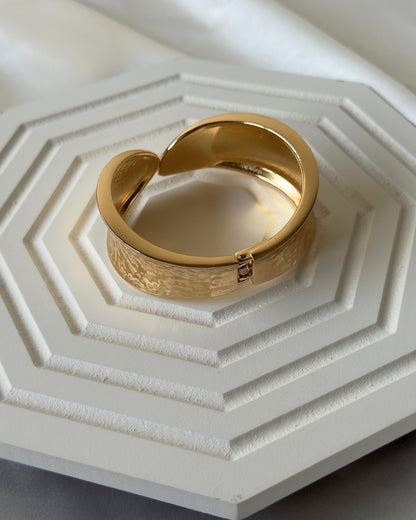 Leaf Openable Statement Bracele