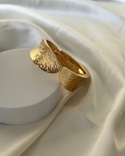 Leaf Openable Statement Bracele